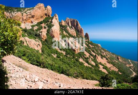 Großes Panorama auf `l'Esterel` verborgenem Juwel in der Nähe von Cannes und Antibes. Blauer Himmel und mittelmeer. Stockfoto